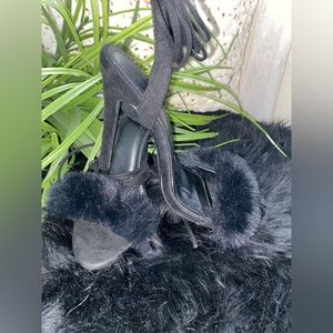 🤍 Forever 21 Black Suede Fuzzy Heeled Sandal